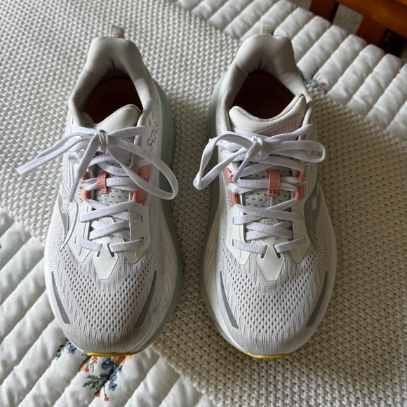 Saucony Hurricane 24 Running Shoes White Foam, Women’s Size 6.5 - Picture 2 of 8